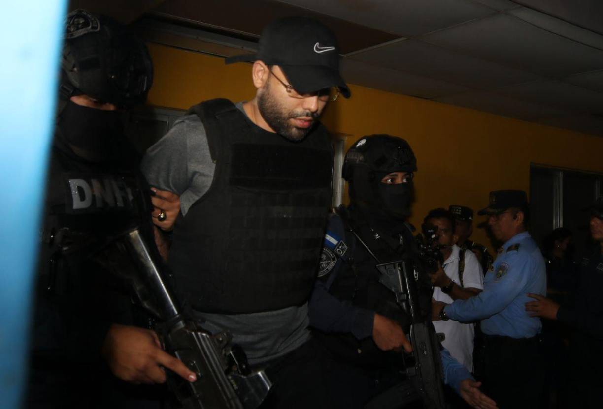 El juez autorizó también “la extracción de elementos pilosos (cabello) y muestra de sangre al imputado, con el fin de realizar comparaciones genéticas con elementos recopilados en la escena del crimen durante la investigación, lo que, según la judicatura, es necesario realizar, ya que es información fundamental para llegar al conocimiento de la verdad material de los hechos”, enfatizó el Supremo hondureño.