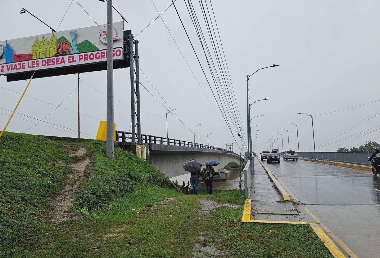Según el pronóstico del Centro Nacional de Estudios Atmosféricos, Oceánicos y Sísmicos (Cenaos) la tormenta tropical Sara continuará estacionaria hasta en horas de la tarde de este sábado frente a la costa norte de Honduras. 