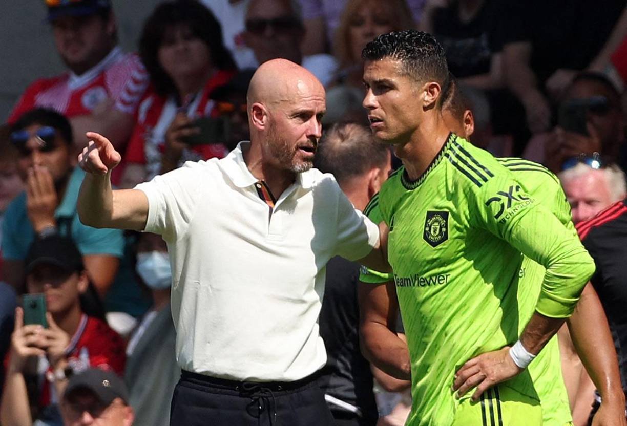 The Sun reveló que Erik ten Hag tomó la decisión de reunir al plantel para hablar cara a cara con cada futbolista y dejó expuesto a Cristiano Ronaldo. Según el medio británico, el entrenador está ‘harto del circo’ del goleador portugués, de quien prefiere prescindir antes de que sea una ‘amenaza’ en la reconstrucción del equipo. El DT fue conciso sobre el caso CR7 y aseveró que, si a alguien no le gustaba o no quería jugar en su equipo, estaba invitado a decirlo y era libre de abandonar la institución.