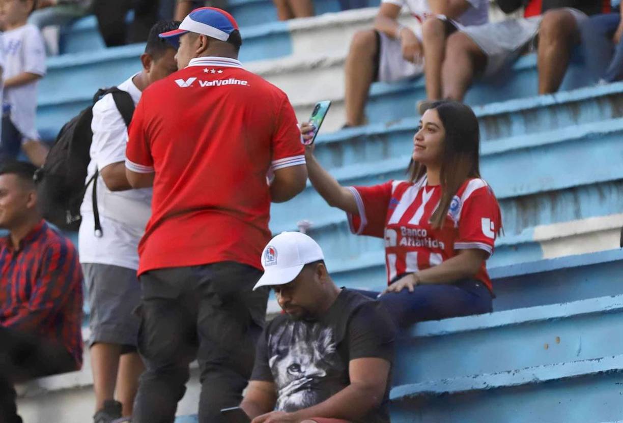 Una selfie de esta bella aficionada del Olimpia antes del partido.