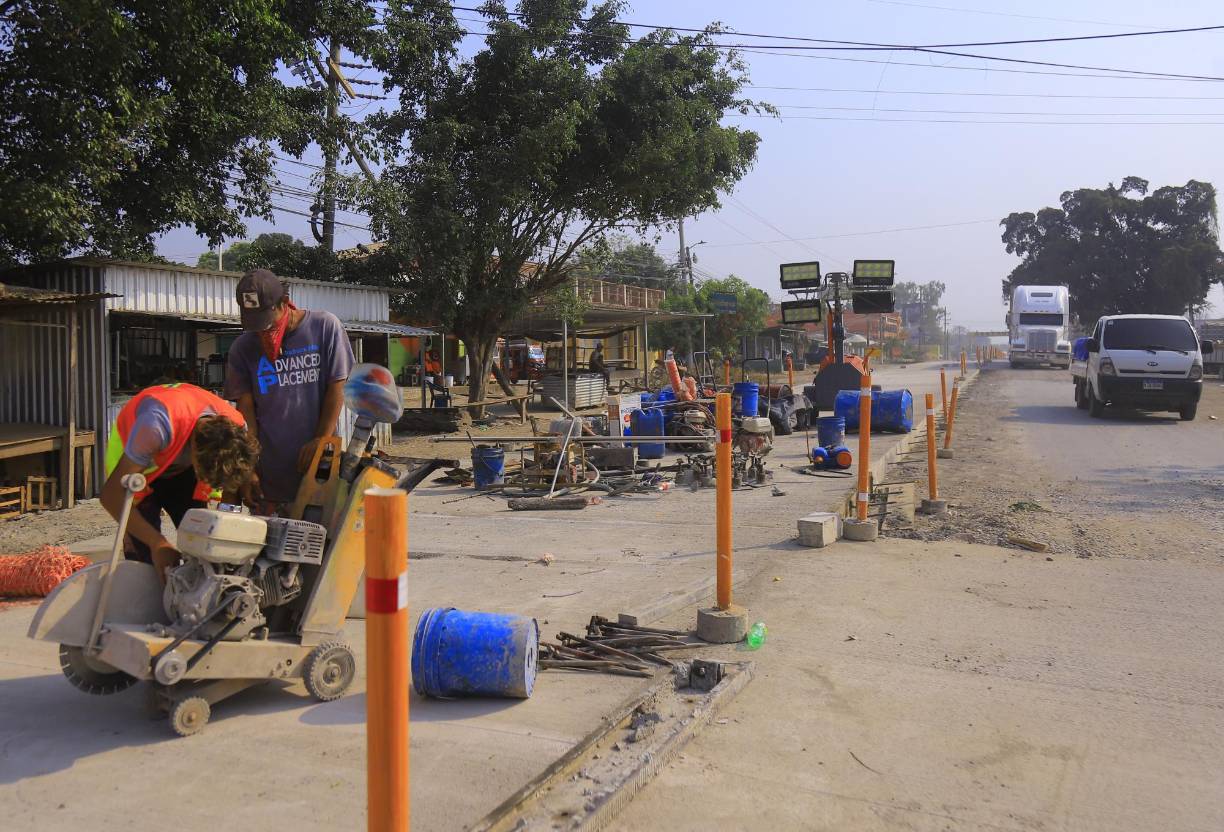 <b>Si el clima lo permite, las constructoras trabajan de día y de noche para lograr cumplir los tiempos de entrega y habilitar en la medida de lo posible, más tramos listos. De noche hasta se iluminan las partes donde se trabaja.</b>