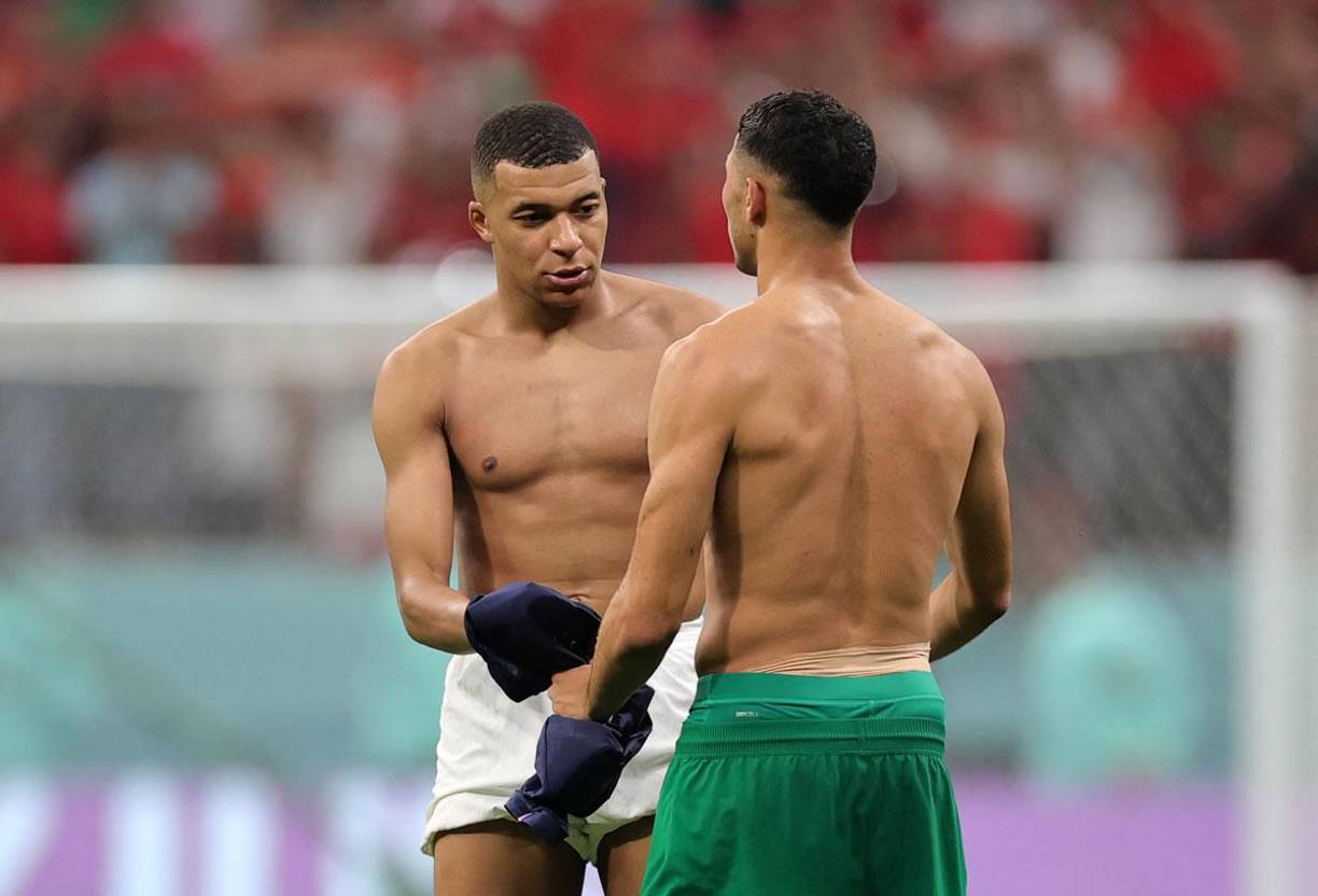 Kylian Mbappé y Achraf Hakimi intercambiaron camiseta al final del partido.