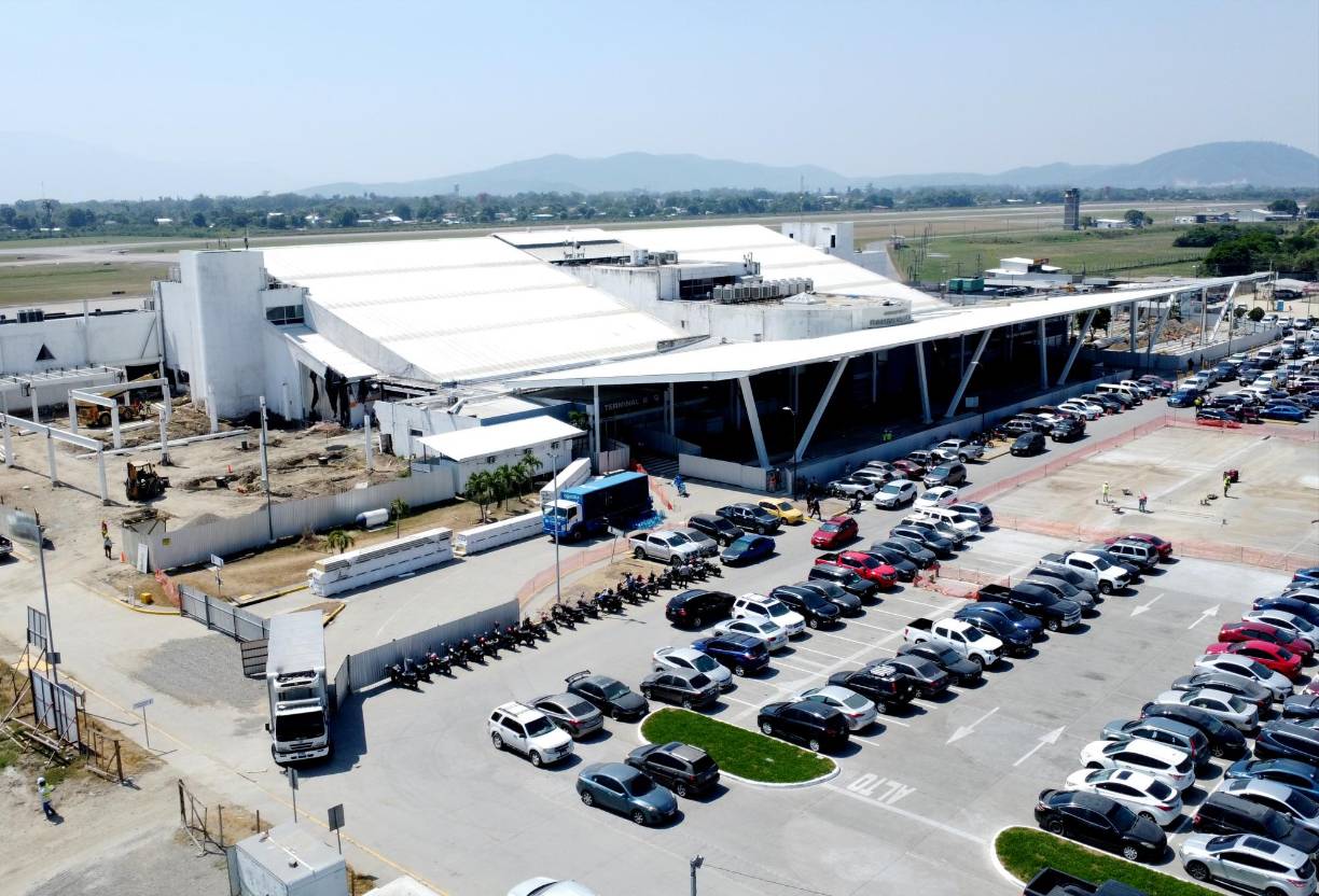 El aeropuerto internacional Ramón Villeda Morales es uno de los más importantes del país, con un tráfico anual de más de un millón de viajeros.