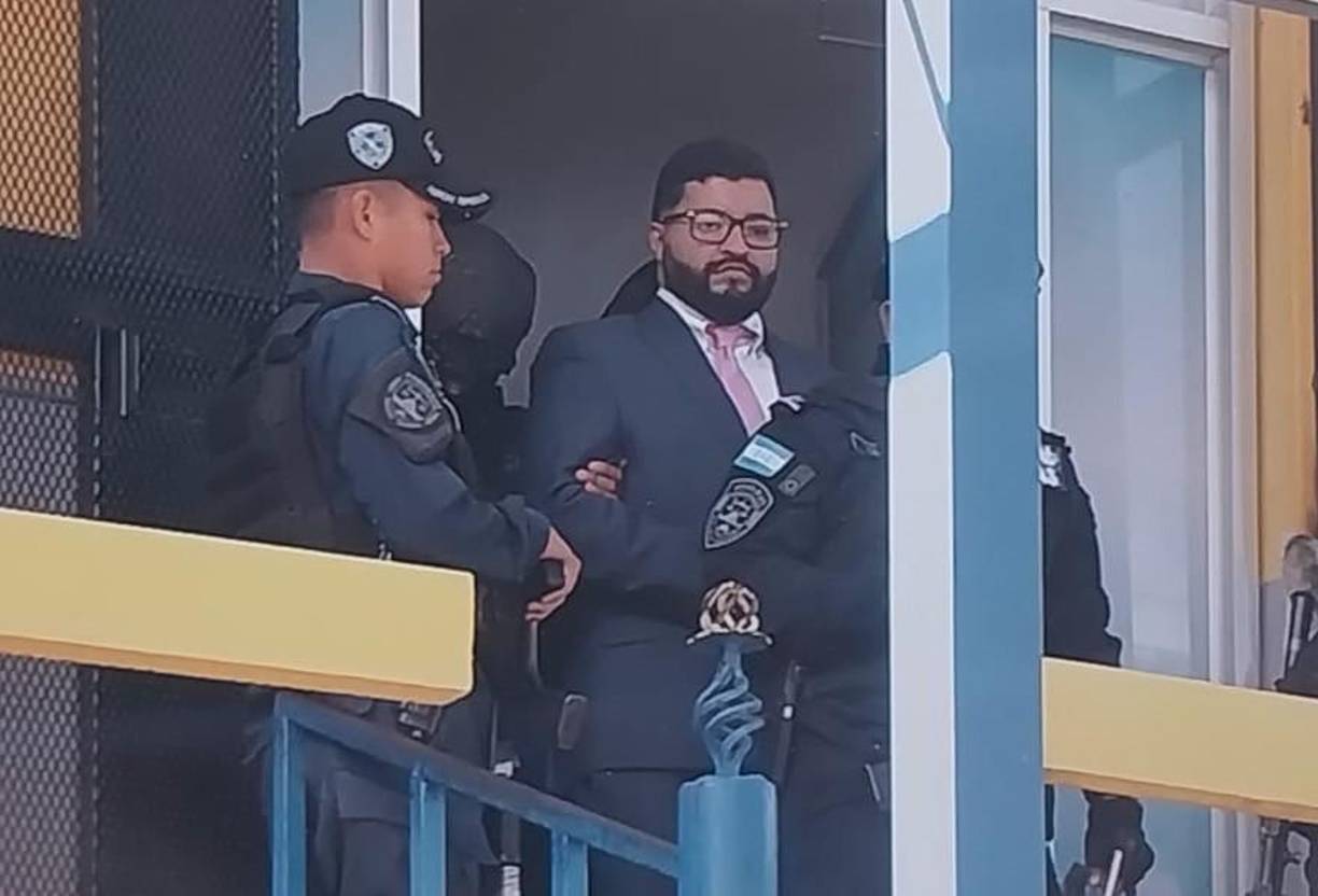 Desde horas tempranas, Vallecillo fue trasladado hacia los Juzgados de Criminalidad Organizada y Corrupción. 
