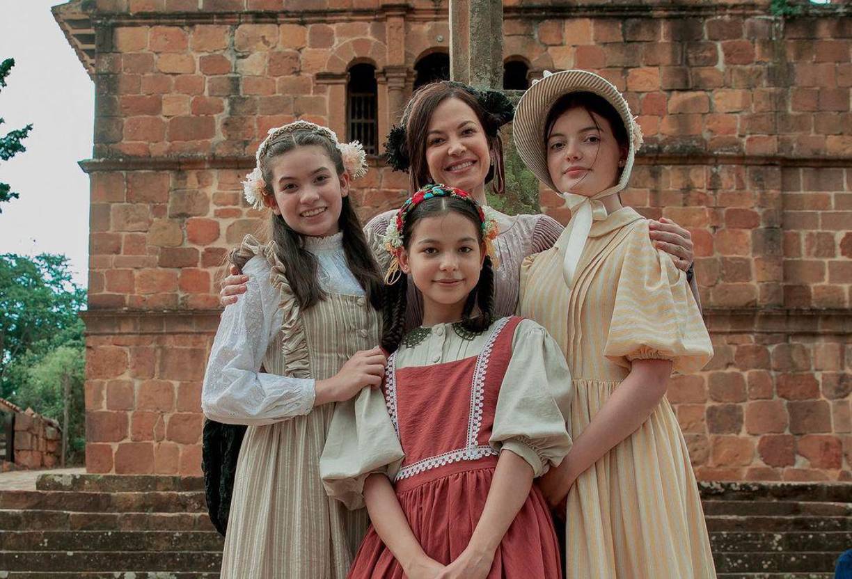 Se trata de la doble vida de tres hermanas de la alta sociedad en los años de la independencia de América. Ellas eran espías e infiltradas en el Ejercito Liberador.