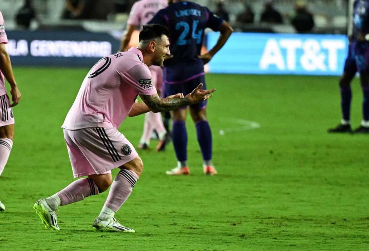 Es una nueva celebración del mundo Marvel que sumó a su galería tras haber imitado a Thor en el 4-0 sobre Atlanta United y luego emular a Black Panther (Pantera Negra) en el tanto que generó ante Orlando City. El gesto simulando los movimientos del Hombre Araña vino acompañado con la mirada cómplice al palco donde se ubican sus hijos, como ya es costumbre.