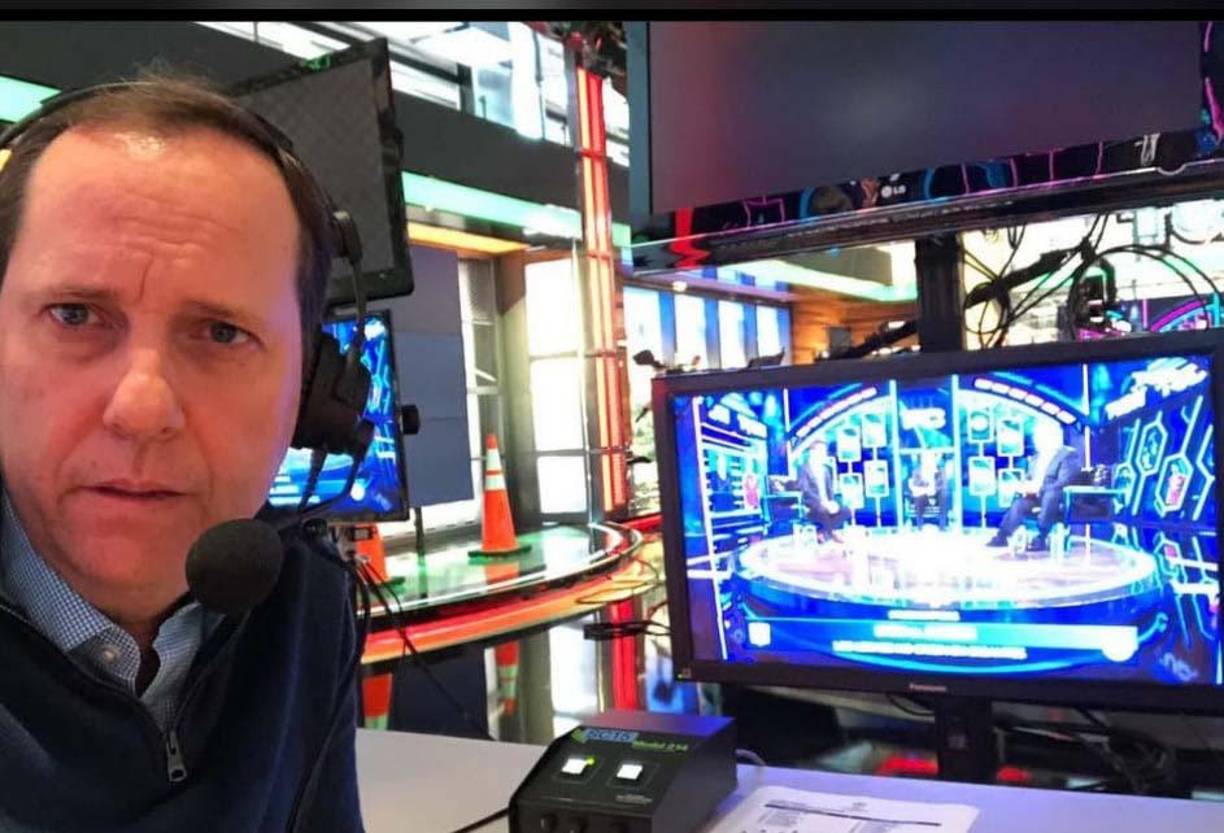 Paco Villa es un periodista deportivo mexicano y narrador de futbol que actualmente trabaja para TUDN, El narrador ha revelado detalles de cómo se enamoró de su hermanastra. 