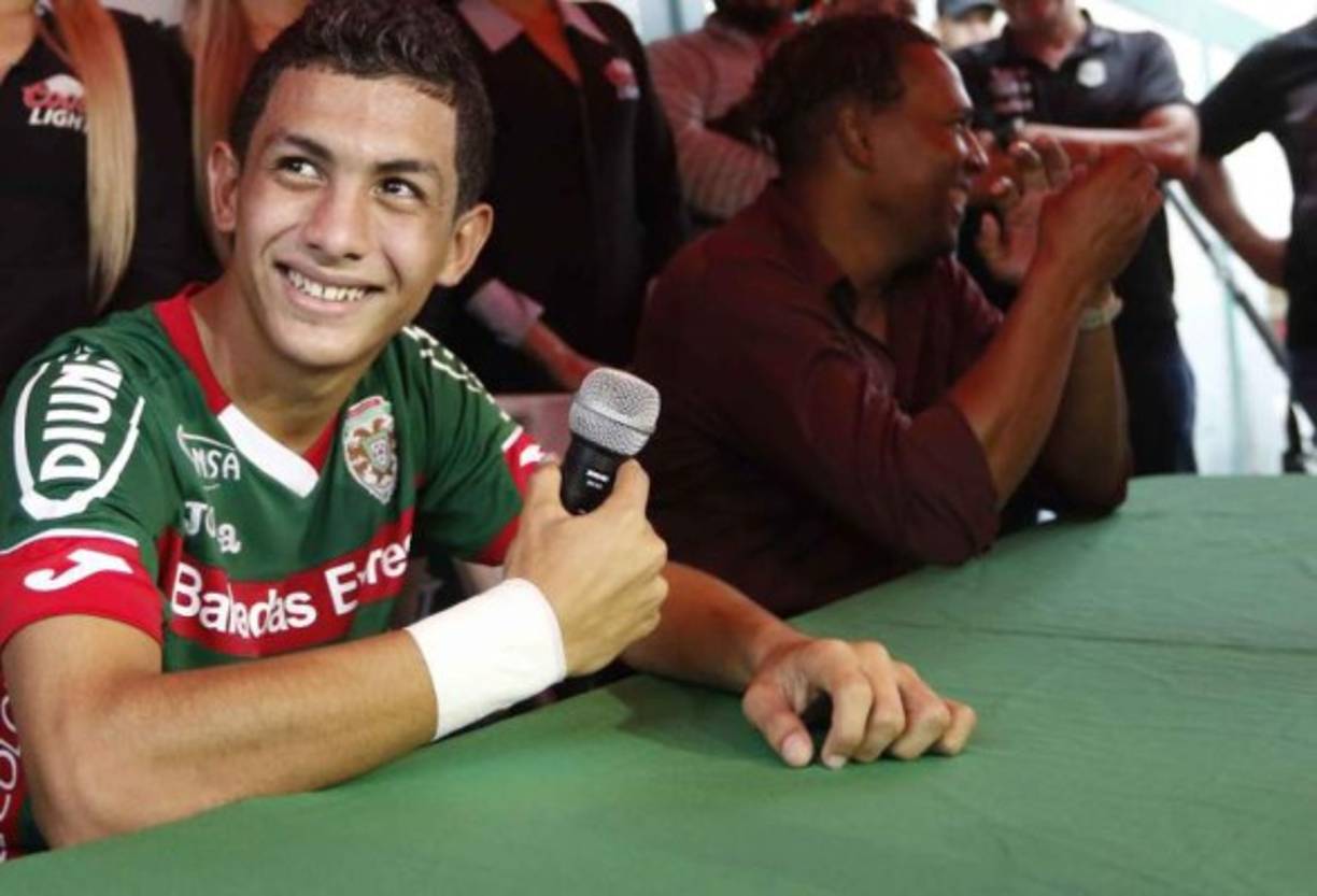 El joven futbolista Víctor Berríos, del Marathón, está entre los invitados a la boda.