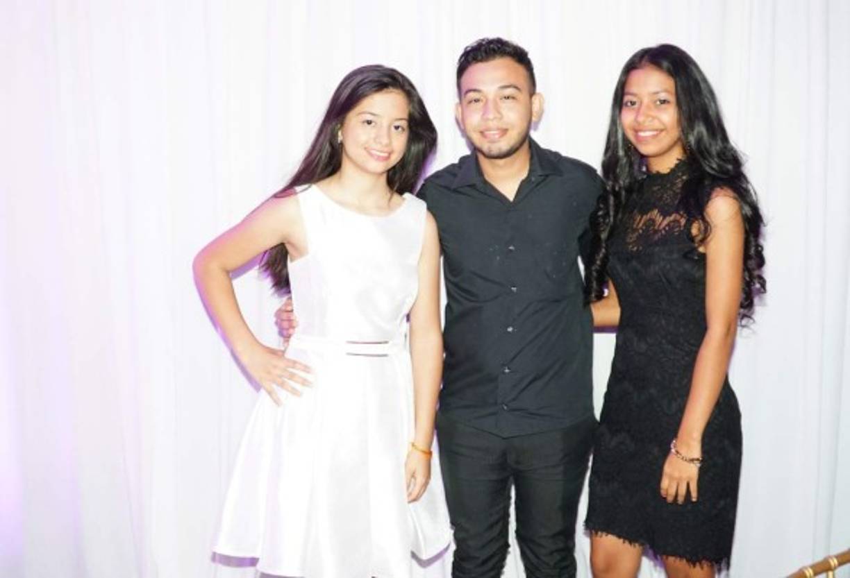 Sandy y Riggy Badilla con Darlin Cartagena.