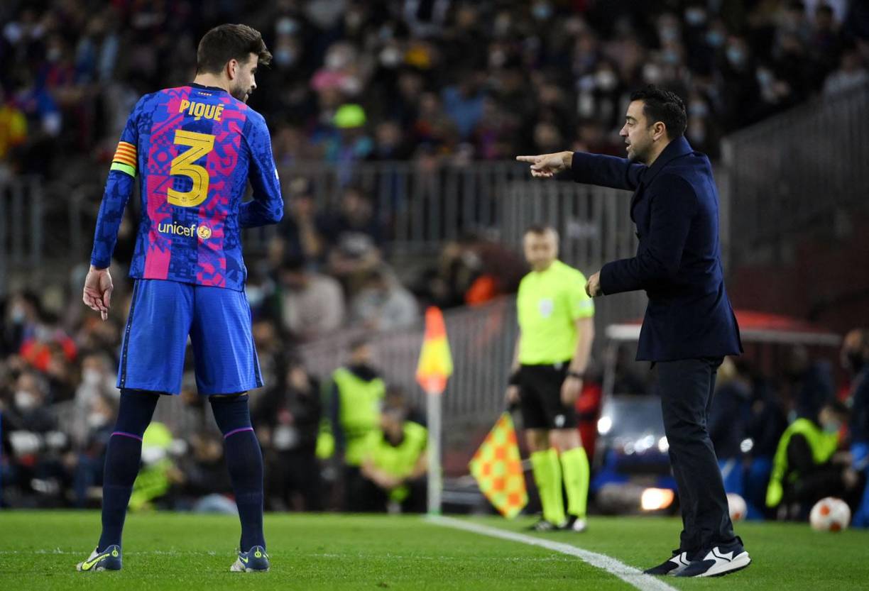 Gerard Piqué recibiendo indicaciones de Xavi Hernández.