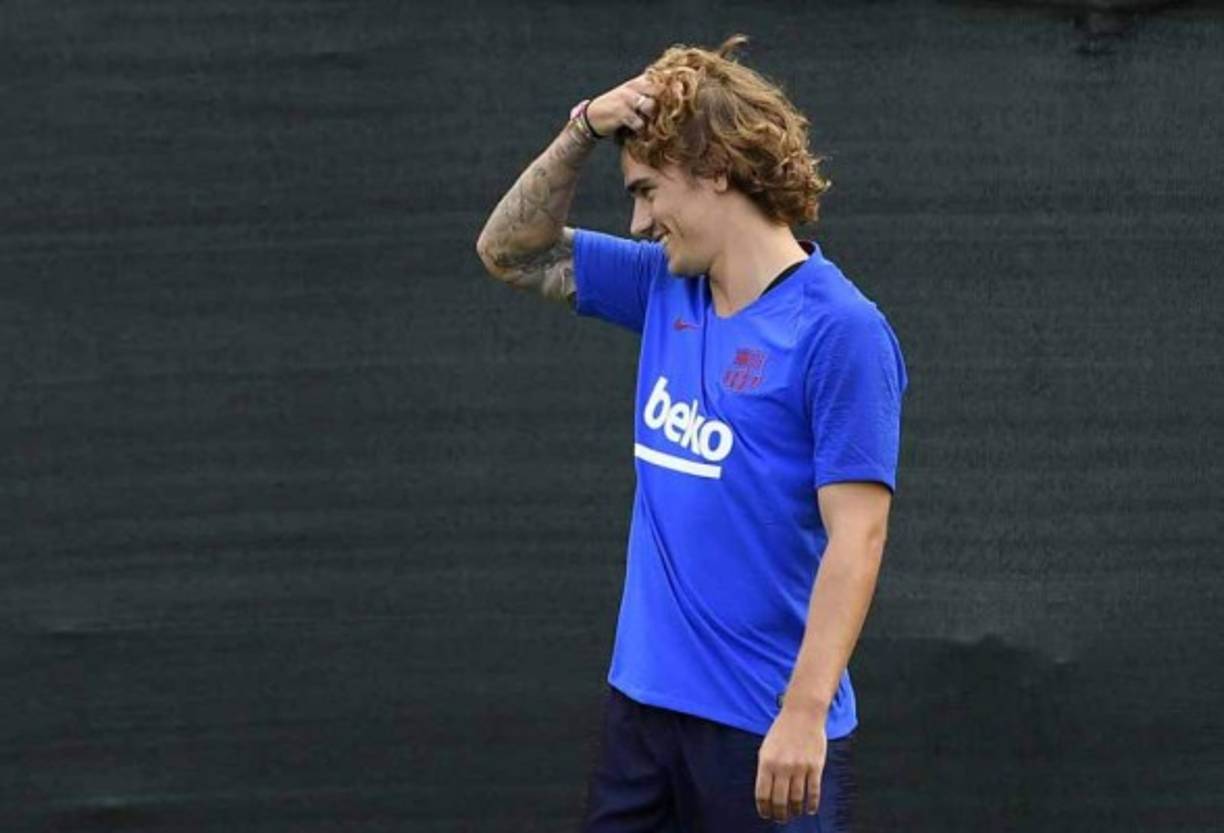 El delantero campeón del mundo con Francia fue presentado el domingo tras firmar por las próximas cinco temporadas con el conjunto azulgrana, después de pagar al Atlético de Madrid los 120 millones de euros de su cláusula de rescisión. Por lo que este lunes ya recibió sus pataditas en el primer entrenamiento con sus nuevos compañeros.