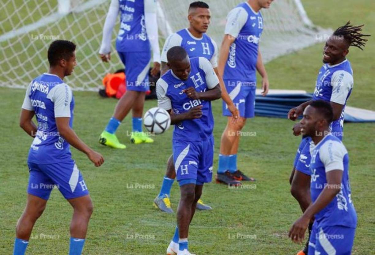 Alberth Elis sonrie al ver el pelotazo que recibió Rubilio Castillo. En el entrenamiento hubo sonrisas.