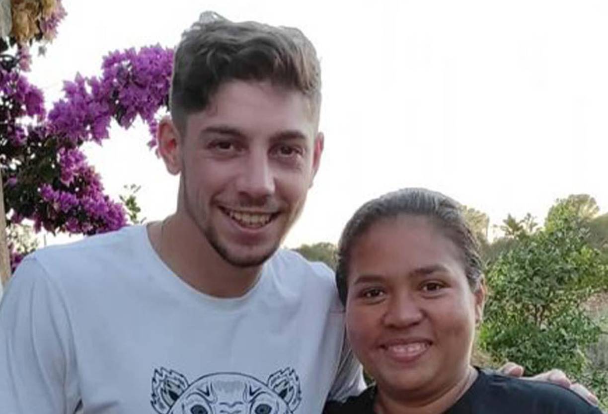 La hondureña Denia junto a Fede Valverde, destacado futbolista del Real Madrid.