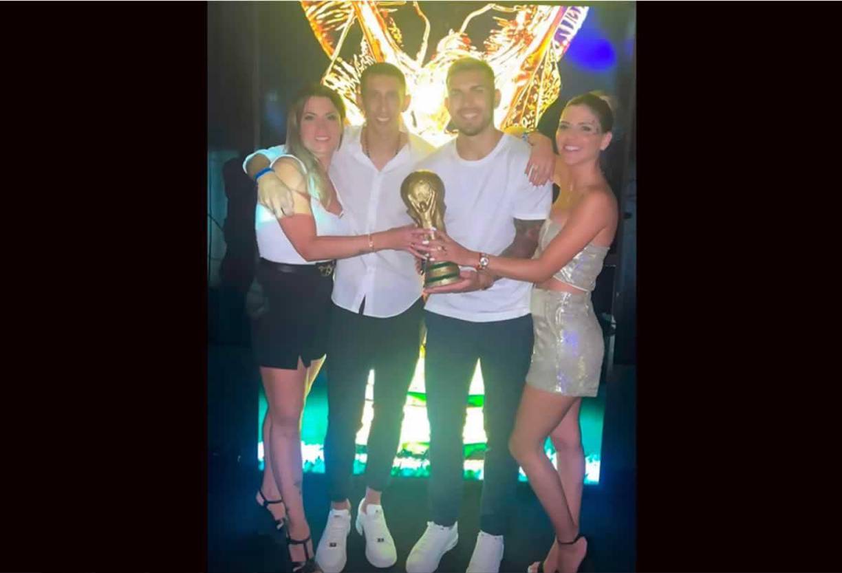 Ángel Di María con su esposa Jorgelina Cardoso y Leandro Paredes con su pareja Camila Galante.