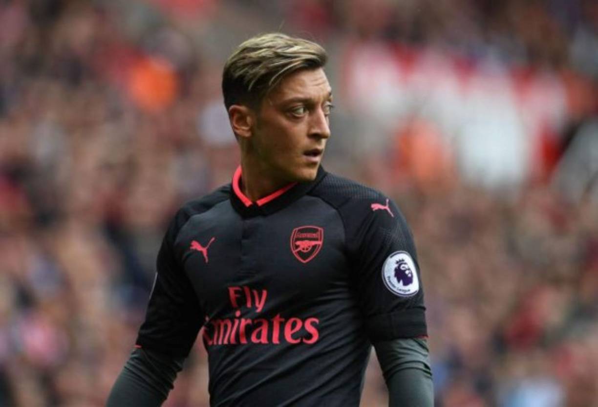 El fichaje de Mesut Özil por el Barcelona sigue condicionado a la posible llegada de Coutinho. A pesar de ello, el alemán para nada sería una mala segunda opción e incluso se le consideraría un gran fichaje para la secretaria técnica azulgrana