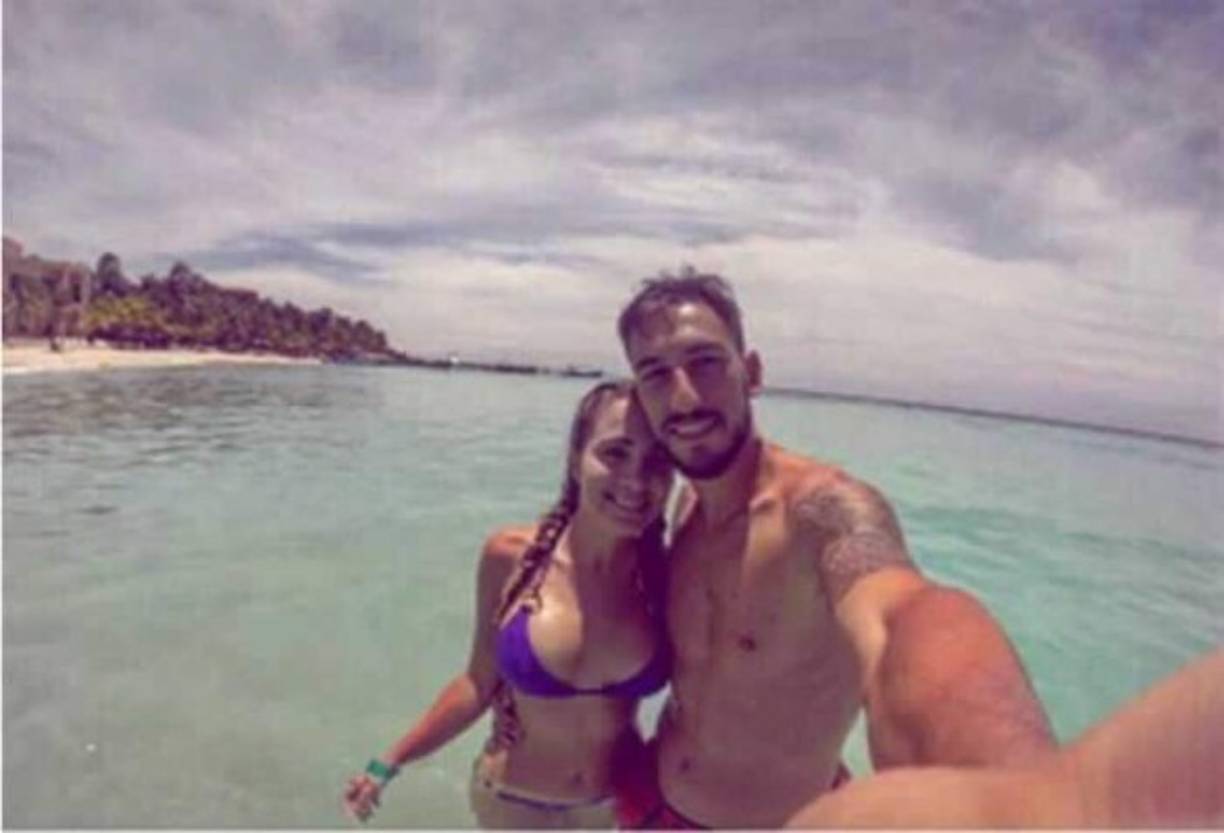 La caraqueña de 28 años, que se declara aficionada del Caracas FC y los Leones, los equipos que representan a la capital en el fútbol y el béisbol venezolano, menciona que le ha gustado Honduras gracias a que 'la gente es demasiado atenta y siempre está pendiente de Luciano, siempre me han tratado bien', dice la joven, dando paso a que su novio pampero agregue que 'la gente acá es súper amable, atenta, me trata bien; no puedo pedir más nada, lo único que puedo darles es dentro de la cancha'.