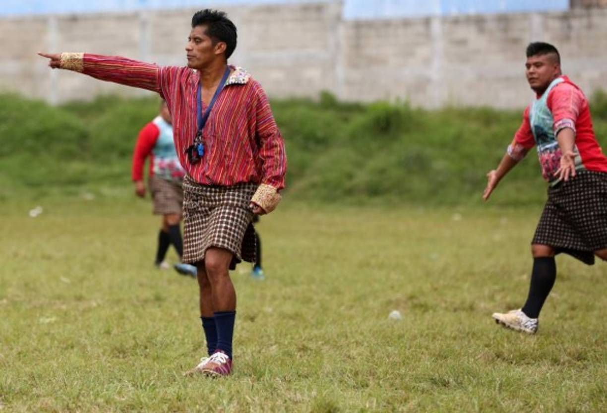El equipo de este poblado de Nahualá, ubicado en el departamento guatemalteco de Sololá, juega al fútbol con la vestimenta ancestral de su comunidad.