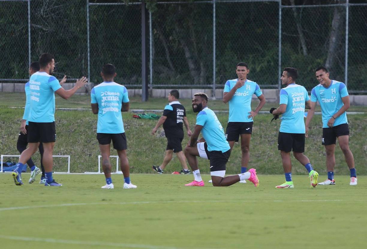 Jorge Benguché sonríe mientras que Denil Maldonado, Luis Vega y Edwin Rodríguez se unen a la broma que hizo el delantero de Olimpia en su casa.