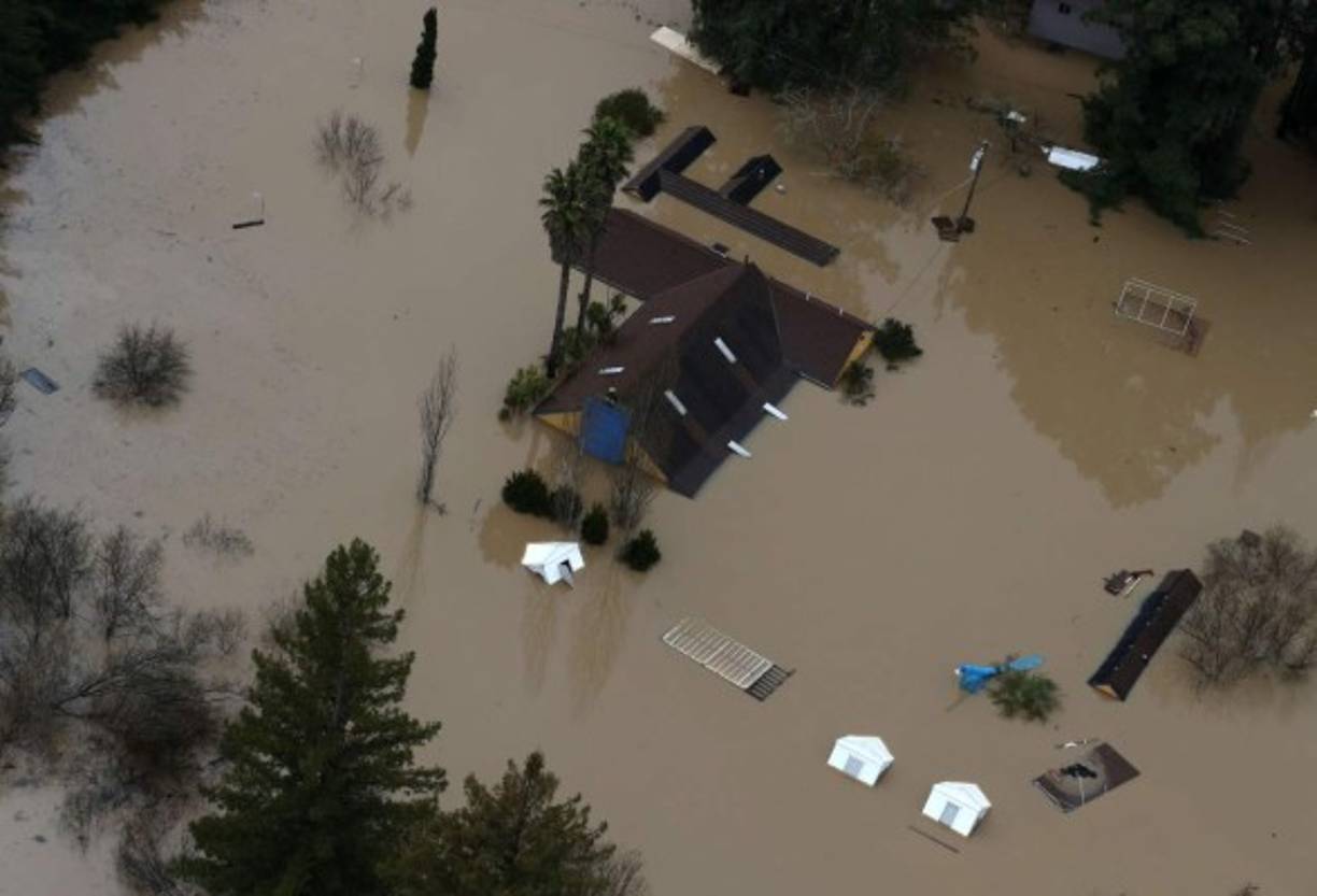 Miles de personas fueron evacuadas al norte de California tras el desbordamiento del Russian River por una fuerte tormenta que azotó gran parte del estado y que provocó severas inundaciones en al menos una decena de comunidades.