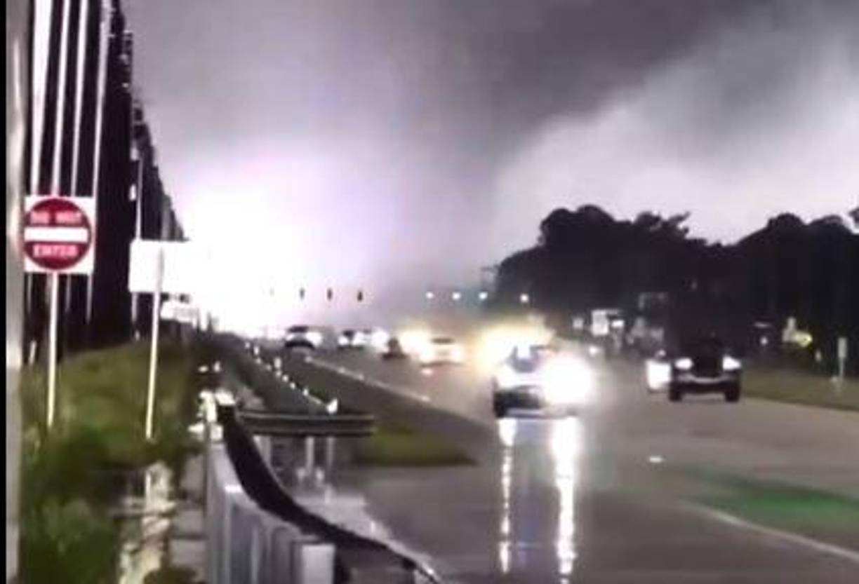 Las autoridades locales tampoco han podido precisar la cantidad de personas atrapadas que aún necesitan ser rescatadas, pero se han recibido más de 900 llamadas de emergencia relacionadas con la actividad de tornados en la región.