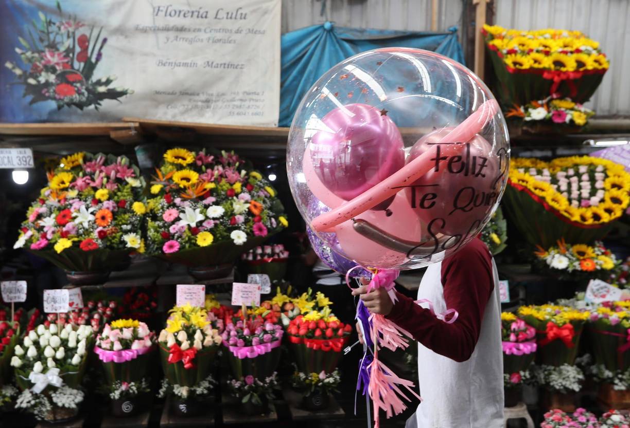  Pese al repunte de la inflación en los últimos tres meses, los mexicanos no escatiman para comprar regalos y flores para celebrar el Día de San Valentín, mientras las autoridades defensoras del consumidor realizan operativos para evitar que comerciantes inflen sus precios. 