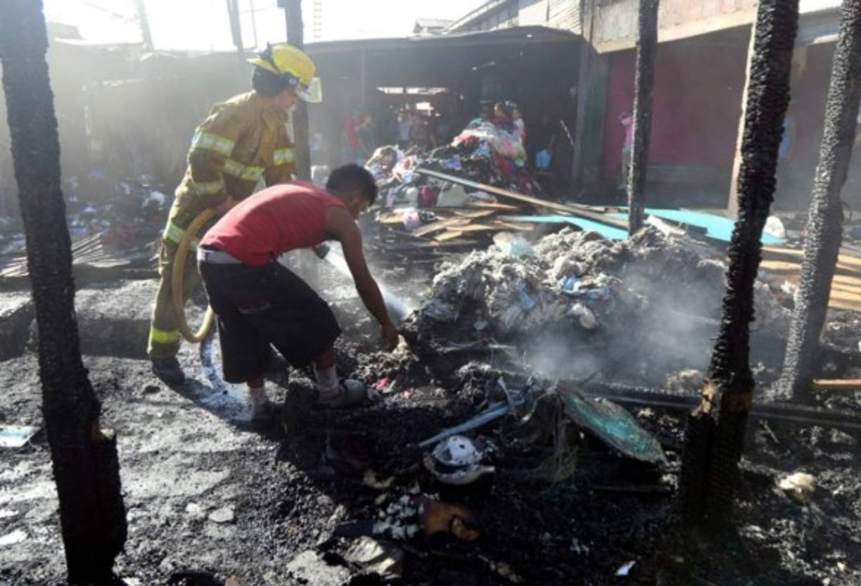 Casi todos los puestos eran de madera, material que sirvió para que el fuego se propagara más rápido.