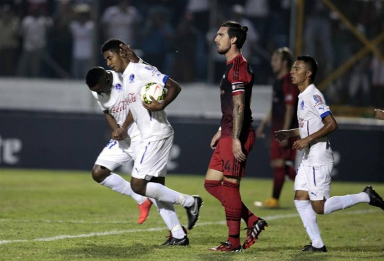 'Choco' Lozano festejando su segundo gol del partido y tercero del Olimpia.