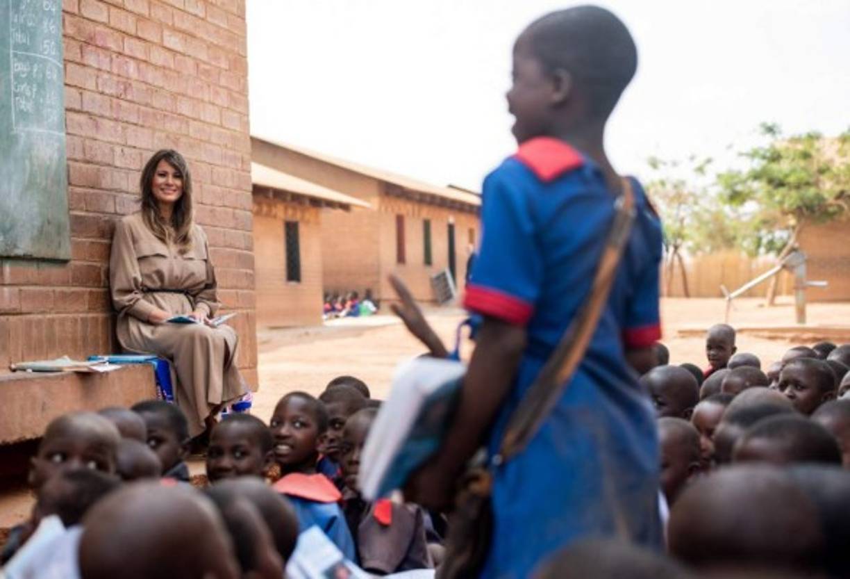 Melania aseguró al grupo de educadores que quería visitar la escuela para conocer los programas que la Agencia Estadounidense para el Desarrollo Internacional (Usaid) lleva a cabo en este país.