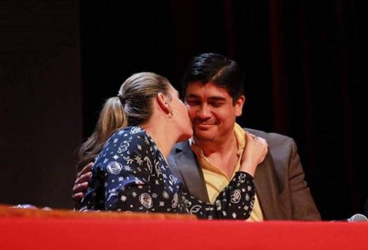 Carlos Alvarado, está casado con la arquitecta, Claudia Dobles, graduada de la Universidad de Costa Rica.