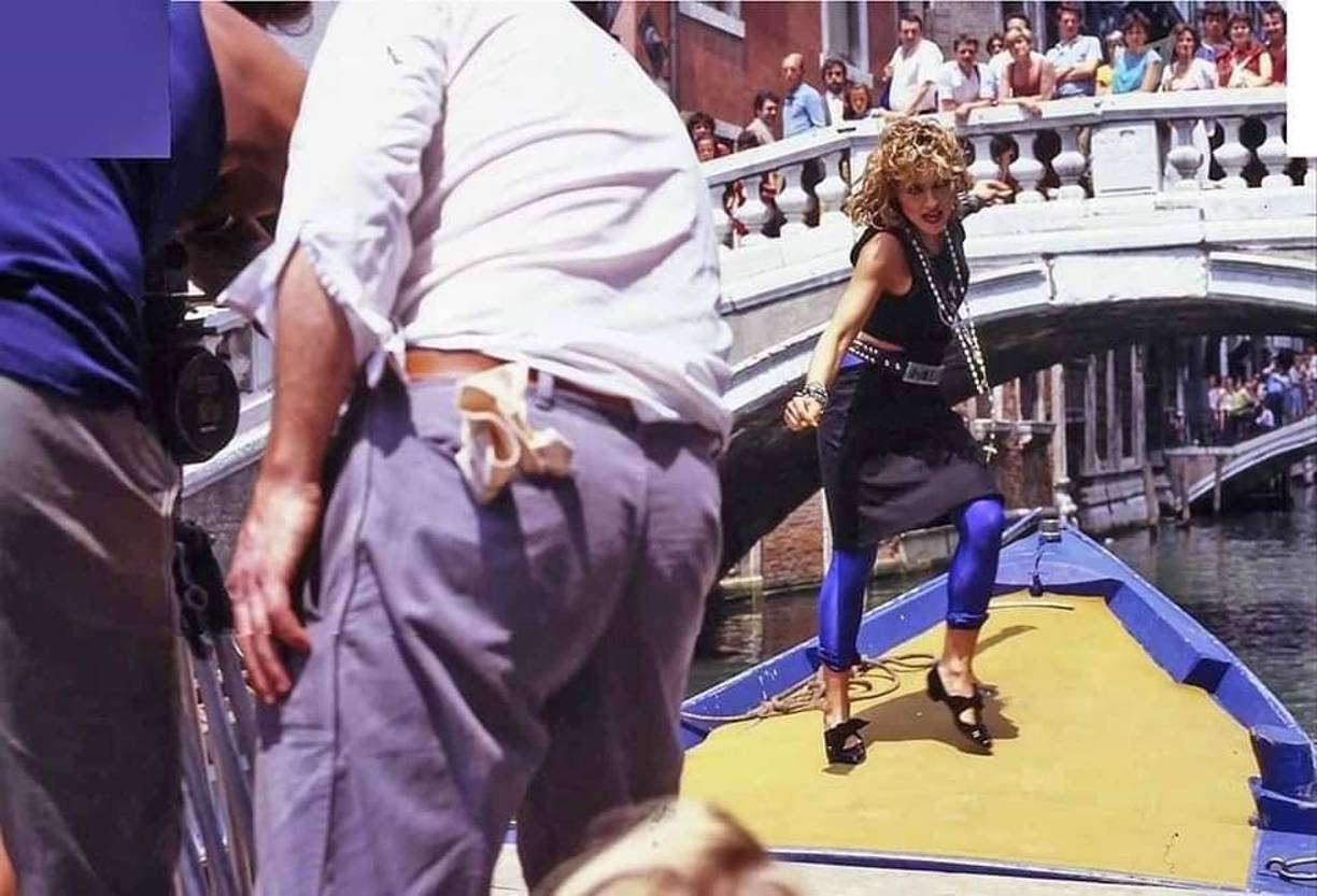 La de los años ochenta fue una década de consolidación de movimientos feministas a nivel mundial y el caldo de cultivo perfecto para que la ‘Ambición rubia’, como se conoce a Madonna (66 años), protagonizara un despegue sin precedentes en la industria.