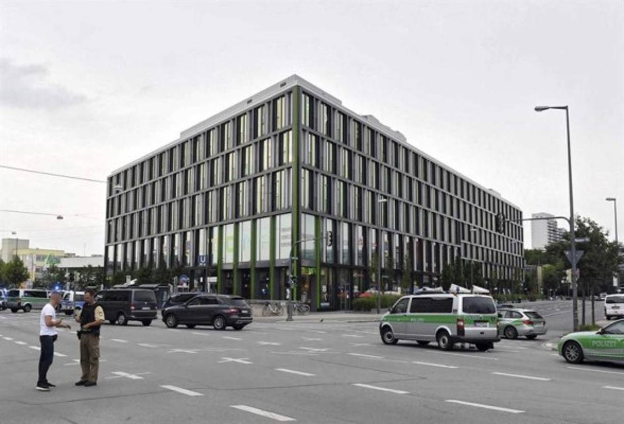 Varios vehículos policiales desplegados en los alrededores del centro comercial donde se ha producido un tiroteo en Múnich. EFE