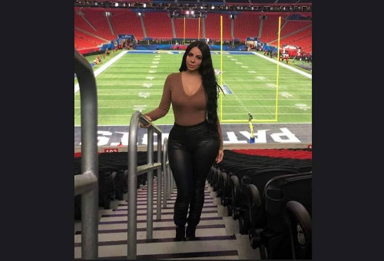 La conductora mexicana Jimena Sánchez, fan del fútbol americano, no se perdió el Super Bowl 53 y robó muchas miradas por su belleza y escultural figura.