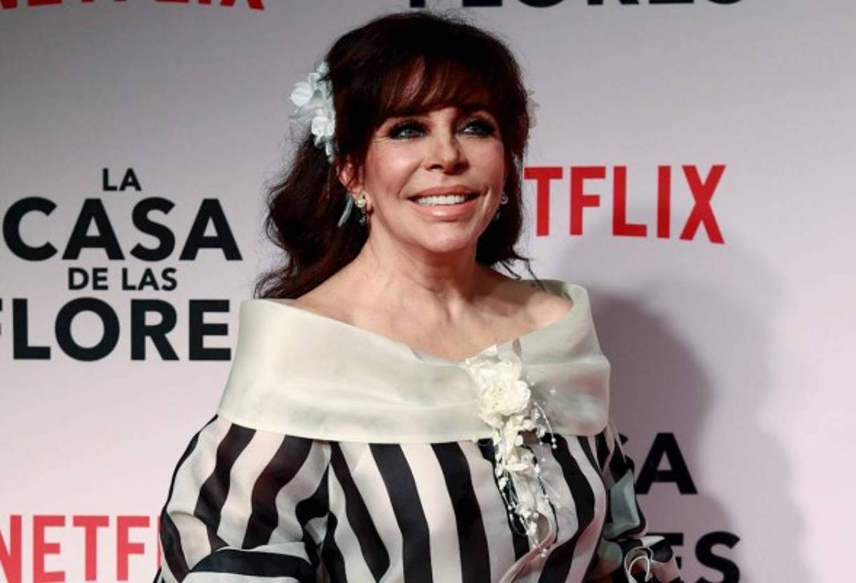 Unas imágenes que circulan en redes sociales serían la evidencia de que Verónica Castro (68) fue vacunada contra la Covid-19, en Acapulco.