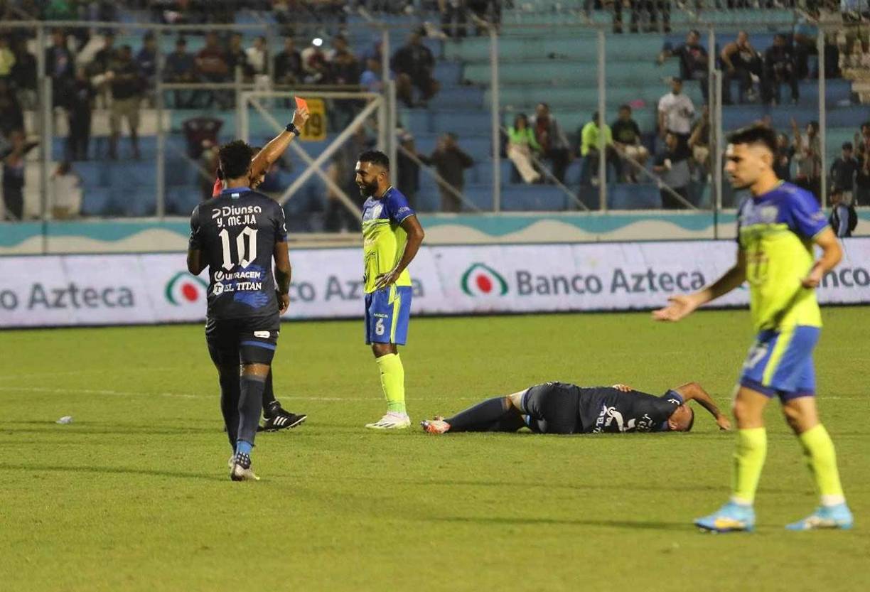 En el tiempo de descuento, Reinieri Mayorquín fue expulsado tras una dura entrada contra José Escalante.