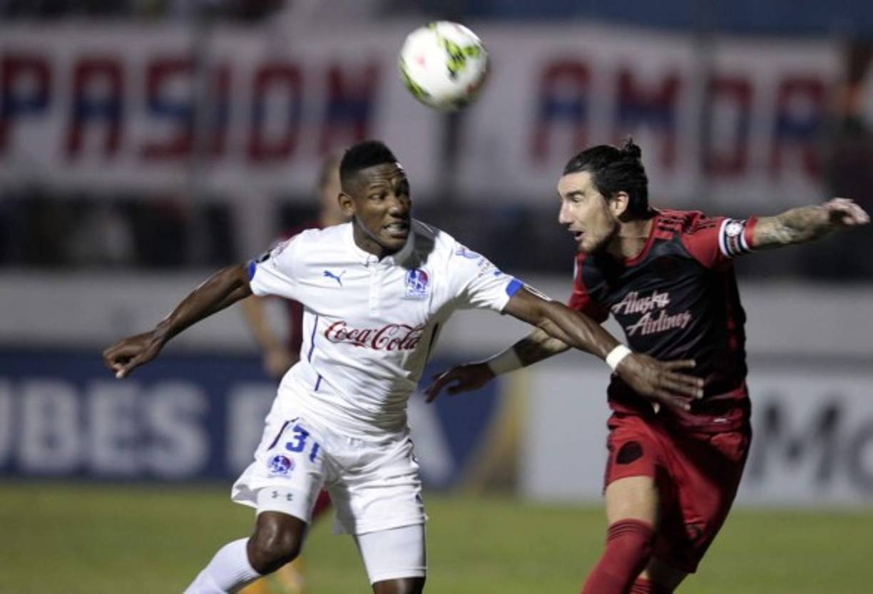 Romell Quioto y Liam Ridgewell en plena lucha por el balón.