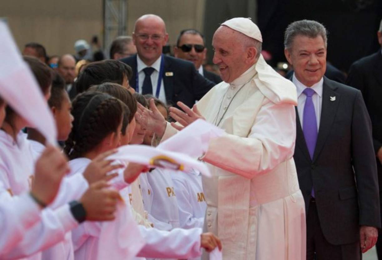 El papa rompió el protocolo para abrazar a varios discapacitados, entre ellos militares y policías heridos en combate, uno de los cuales le entregó un pequeño obsequio, así como a niños con Síndrome de Down.<br/>