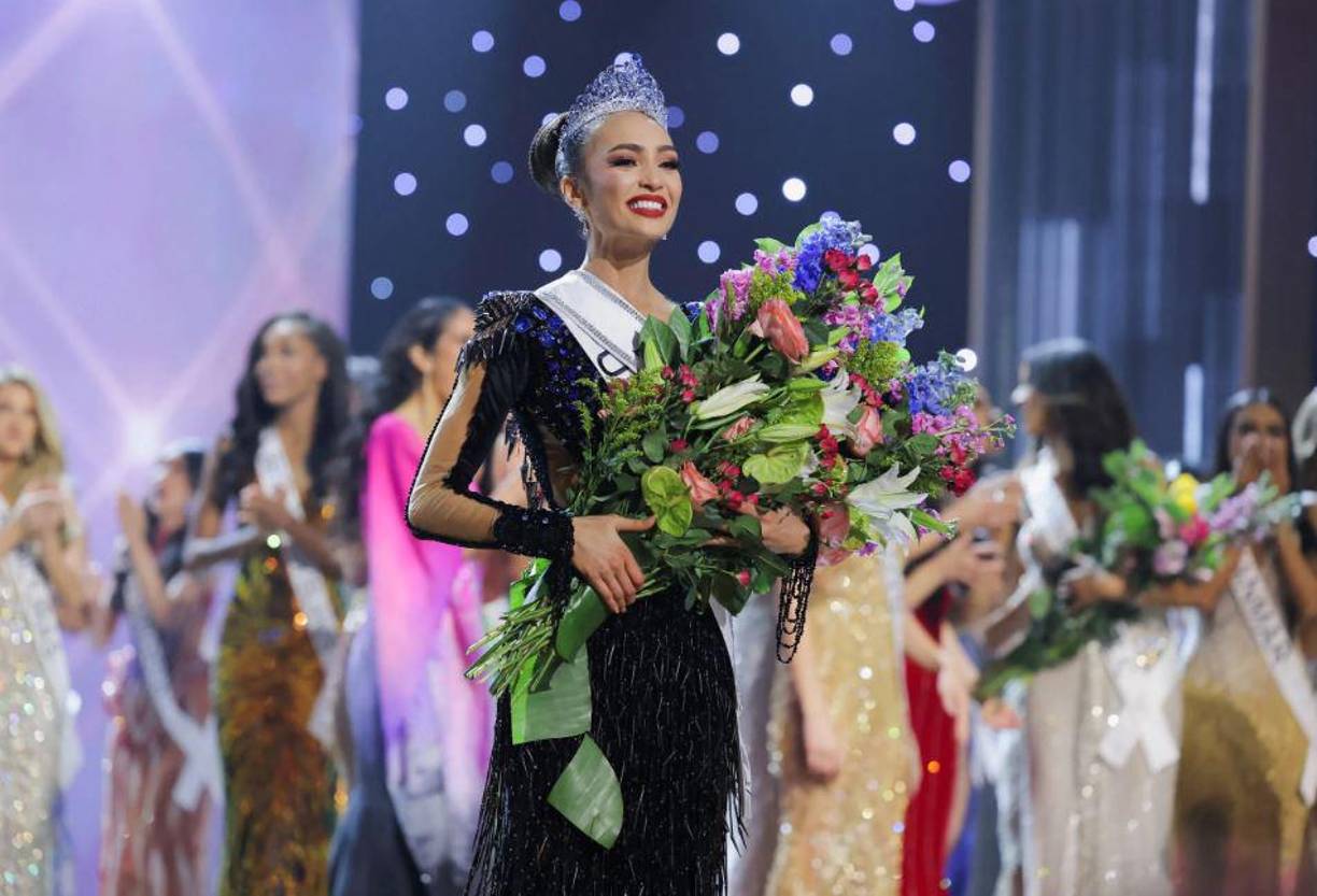 “Me haré muchos recogidos al comienzo del concurso y, a medida que avance, comenzaré a usar mi cabello suelto y a ponerme laca para el cabello y dejar que se acumule”, dijo.