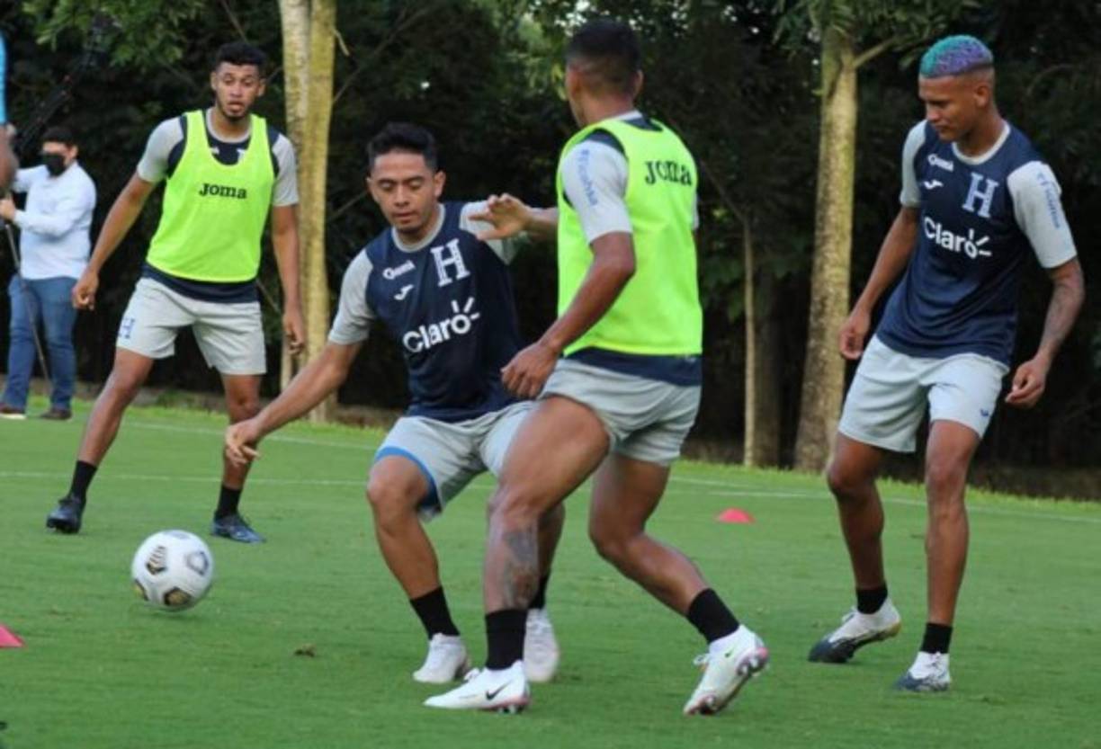 Bryan Moya y Diego Rodríguez disputando el balón.