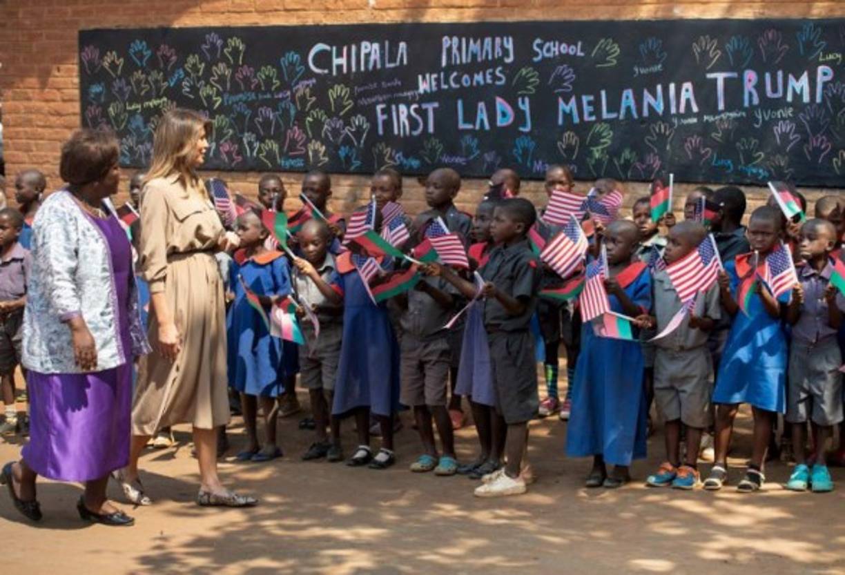 La Casa Blanca aseguró haber elegido Malaui como una de las paradas de esta gira -que también incluye Kenia y Egipto aparte de Ghana- porque la mitad de sus 17 millones de habitantes viven por debajo del umbral de la pobreza, y por las dificultades que las niñas, especialmente, tienen para acceder a la educación.