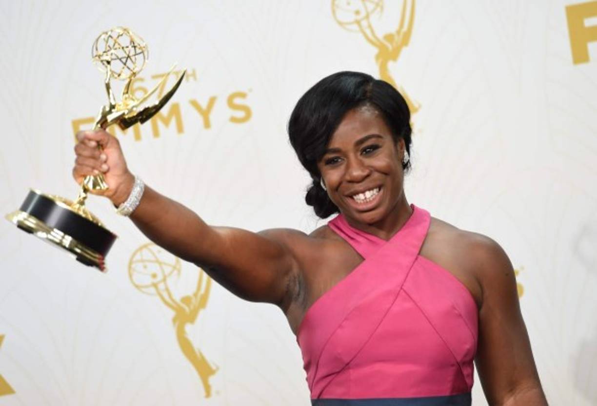 Uzo Aduba celebra su segundo Emmy 2015.