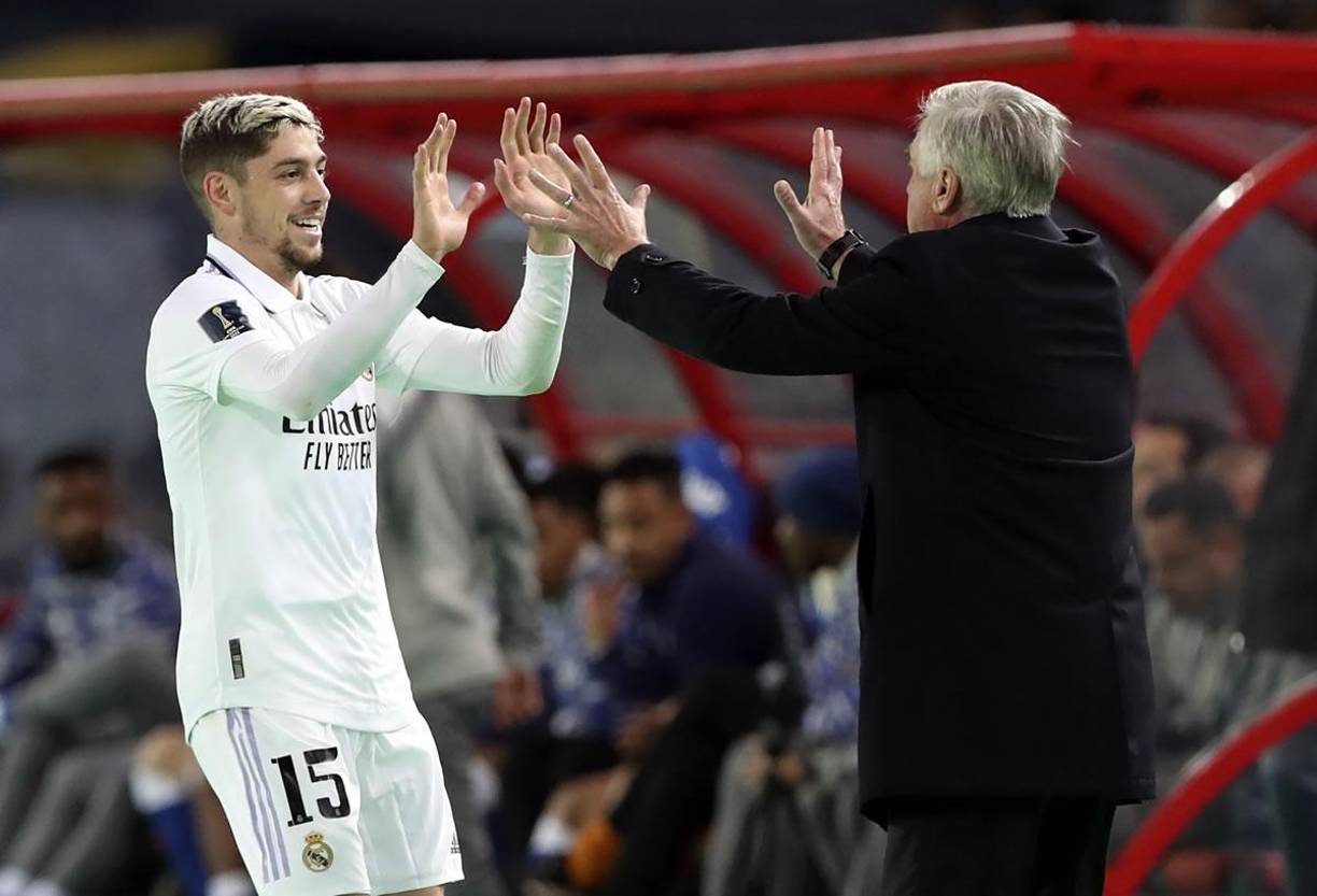 El uruguayo cumplió la apuesta y llegó a los 10 goles. Por eso celebró con el entrenador italiano.