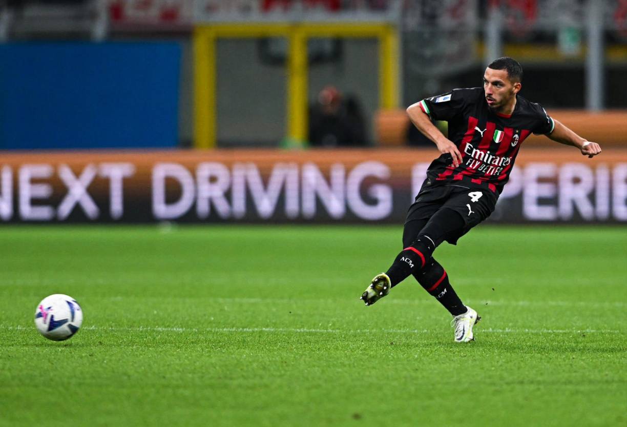 El Milan tiene preparada una oferta de 4M + bonus para intentar renovar el contrato del centrocampista Ismael Bennacer. Según <i>Sky Sport Italia</i>,<b> la oferta sobre la mesa del Milan es de 4 millones</b> de euros por temporada, más hasta 500.000 euros en bonos.
