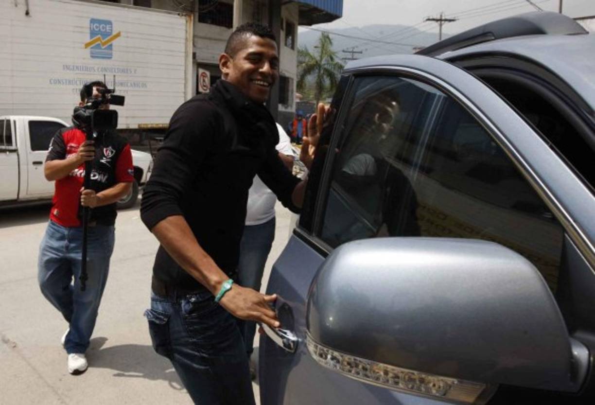 Carlo Costly: Cuando Honduras iba a jugar un partido eliminatorio rumbo a Brasil 2014, el delantero venía de Rumanía al llegar al país recibió una demanda por un supuesto hijo.