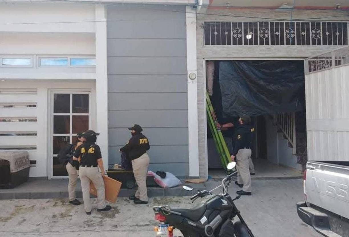 En el operativo se decomisó un vehículo tipo camión, que según las autoridades, fue utilizado durante el crimen, además, incautaron una motocicleta, armas de fuego y teléfonos celulares.