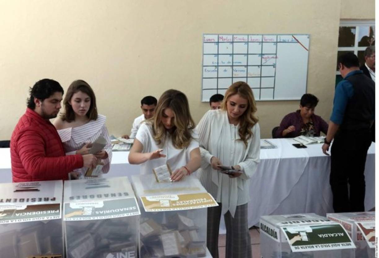 A su paso para ejercer su derecho, las hijas de Peña Nieto y de Angélica Rivera, acapararon las miradas por su belleza.