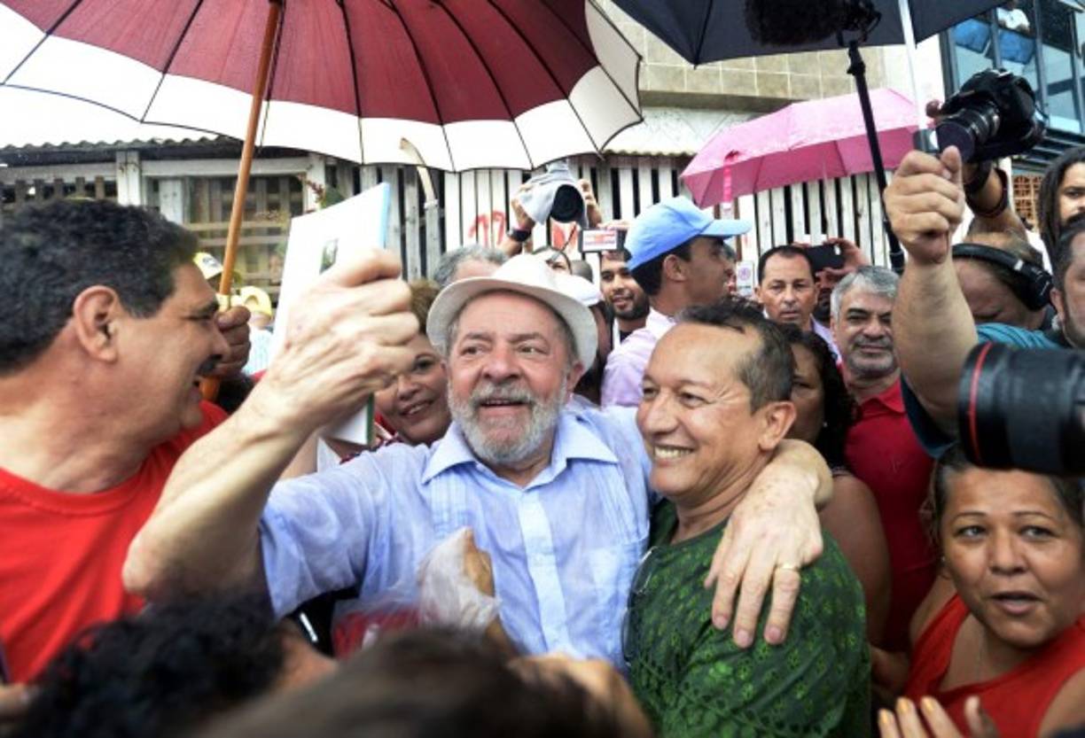BRASIL. En busca de la presidencia. El expresidente Lula da Silva en Recife, Pernambuco; sigue en su gira por 28 ciudades del país.