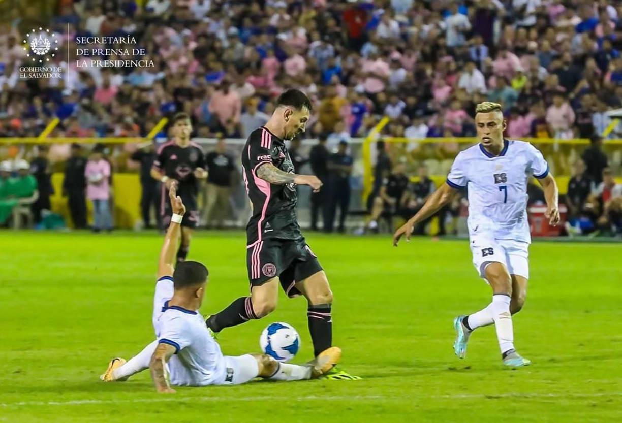 El defensa salvadoreño Rudy Clavel le cometió esta dura entrada a Leo Messi antes del final del primer tiempo.