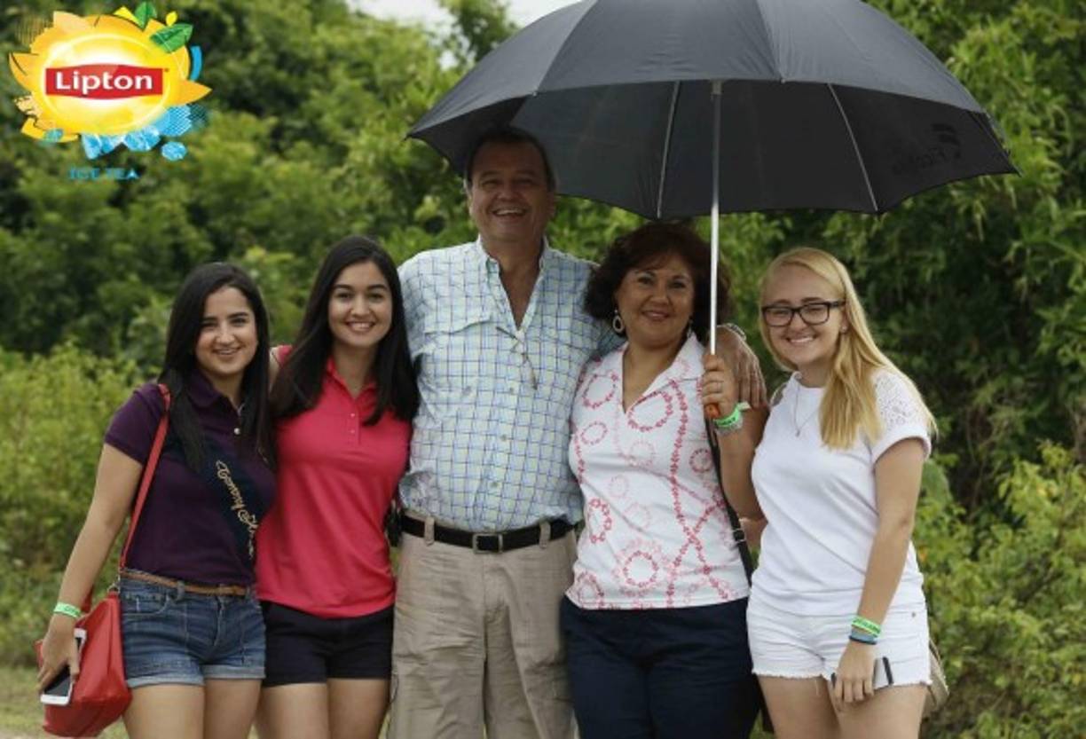 La lluvia no fue ningún obstáculo y las familias se hicieron presentes al evento.