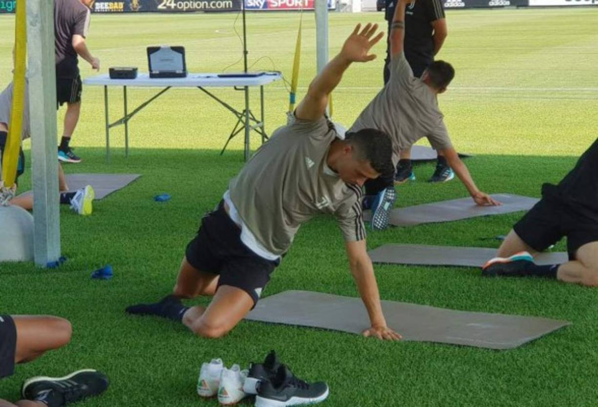 Cristiano Ronaldo lució muy concentrado en lo que fue su primer entrenamiento como jugador de la Juventus.