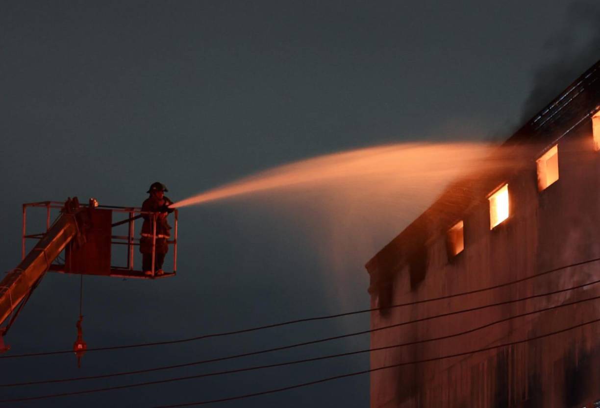 Un elemento del Cuerpo de Bomberos mientras sofocaba las llamas en el edificio.